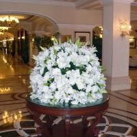 In der Lobby empfängt ein luxuriöses Blumengesteck
